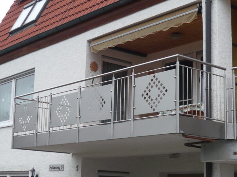 Balkon Geissler Edelstahl Stabgeländer Mit Blech Beispiel 01ESB 768x576