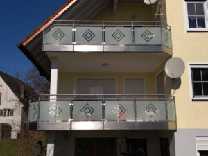 balkon_geissler_merhfamilienhaus_mit_glas_04MG