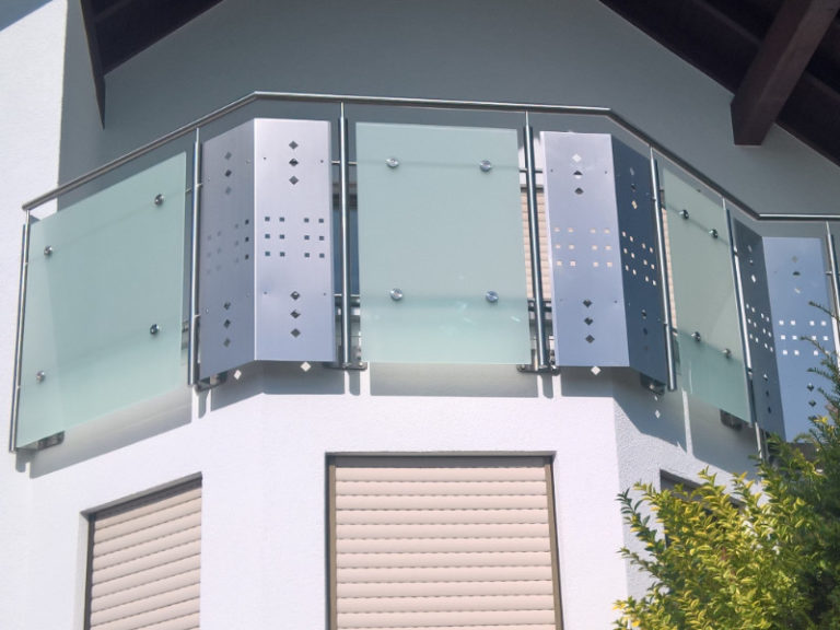 Balkon Geissler Edelstahl Mit Glas Punkthalterung Beispiel 05EGp 768x576