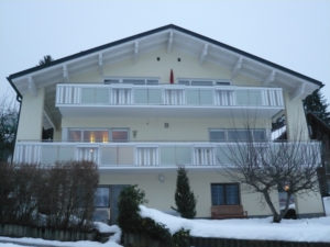 balkon_geissler_mehrfamilienhaus_aluminium_mit_glas_beispiel_01MG.jpg