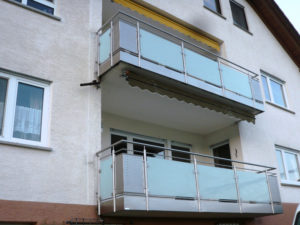 balkon_geissler_mehrfamilienhaus_aluminium_mit_glas_beispiel_03MG.jpg